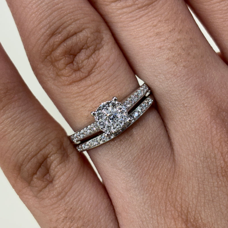 Classic Round Shape Diamond Engagement Ring & Matching Band